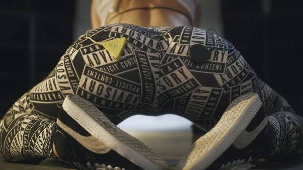 无聊一刻：猴子和鸟上演的一场跨种族空中交配绝技