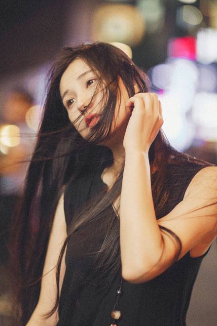 长发养眼美女夜晚街拍写真图片写真（2）