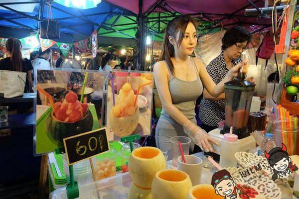 泰国夜市出现「水果西施」~颜值高到都忘记是在买水果了！