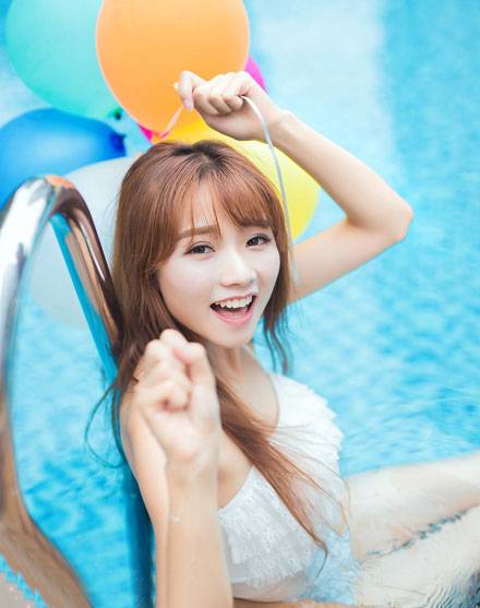 治愈系萌妹泳池俏皮图片写真（2）