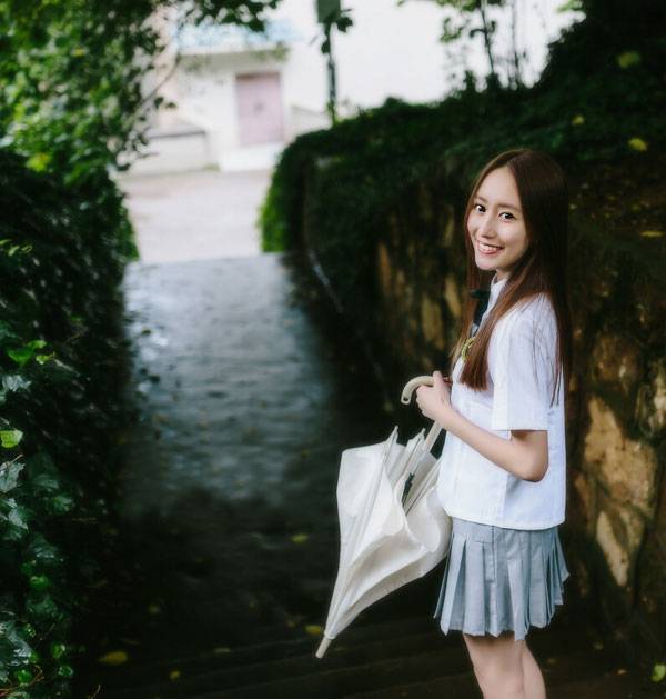 白皙养眼美女制服清新写真（9）