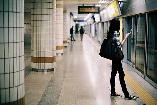 一个孤单背影的唯美文艺风女生街拍摄影