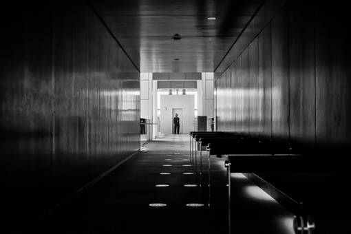 静谧与孤独并存的黑白色调城市街头街拍摄影图片