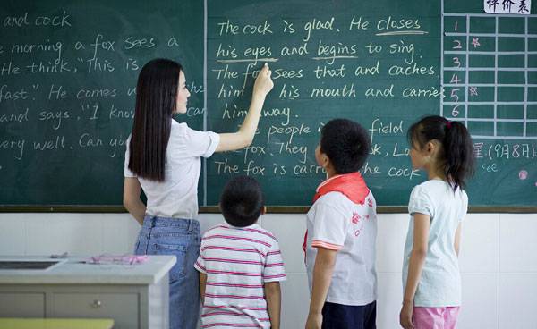 最美小学老师唐丁丁走红美图赏（4）