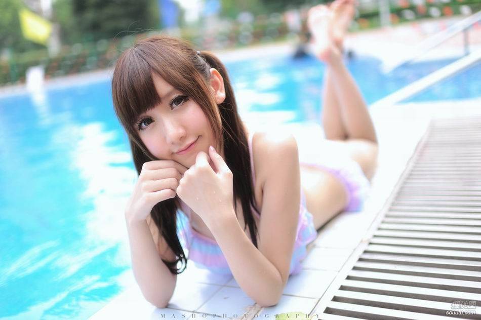 清纯丰满比基尼美少女泳池戏水图片第8张图片