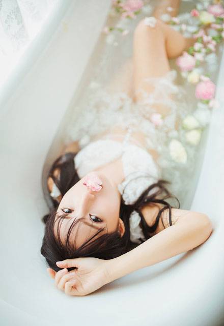 红唇美女浴缸湿身诱惑唯美写真图片写真（4）