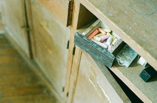 黑板擦与粉笔小清新图片