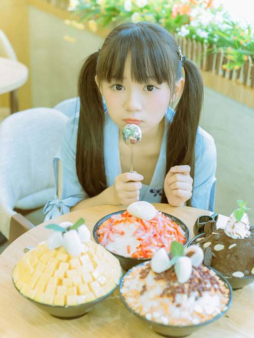 日系双马尾吃货萝莉日常写真集（1）