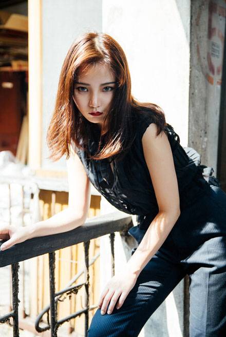 日系红唇美女户外帅气图片写真（7）