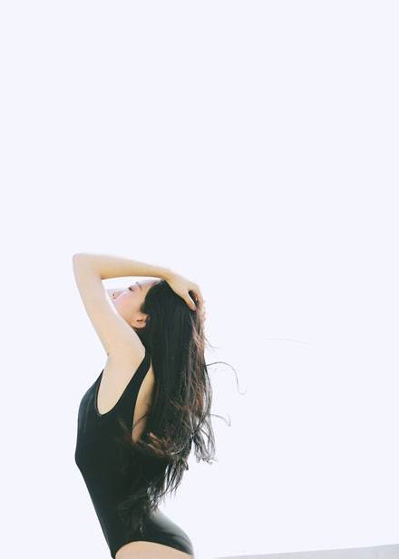 长腿美女天台死库水图片写真（8）