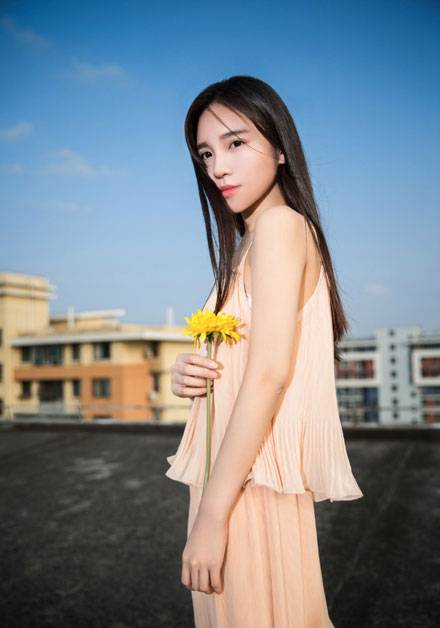 气质养眼美女天台写真（4）