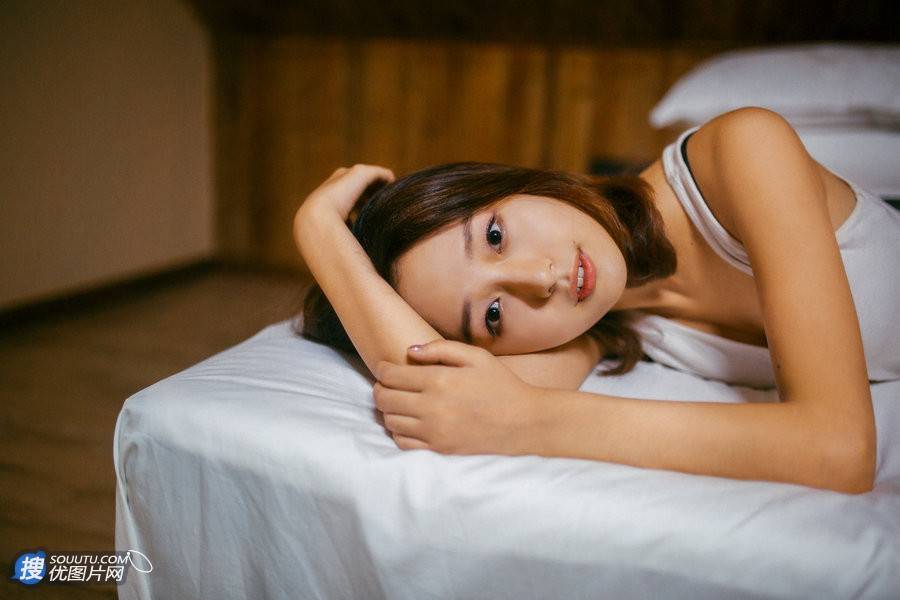 可爱萌妹木屋阁楼休闲写真 居家短裤显修长美腿第6张图片