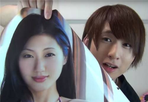 岛国黑科技：浇上热水就会“脱衣”的坛蜜海报