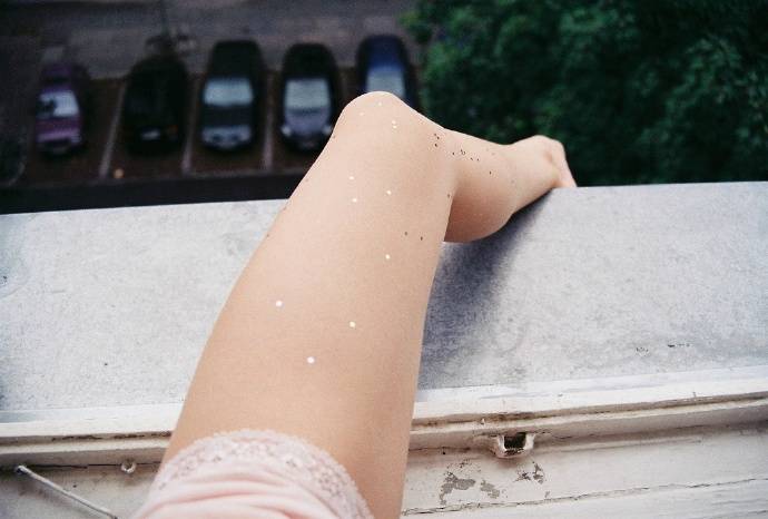 喜欢拍摄自己的大白腿的摄影家Eylul Aslan