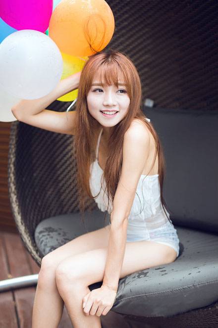 治愈系萌妹泳池俏皮图片写真（13）