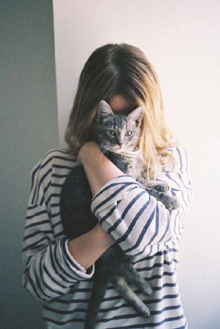 清新甜美的女生怀抱着猫咪的唯美图片