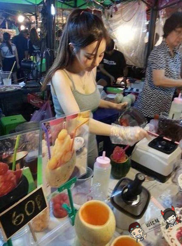 泰国夜市出现「水果西施」~颜值高到都忘记是在买水果了！