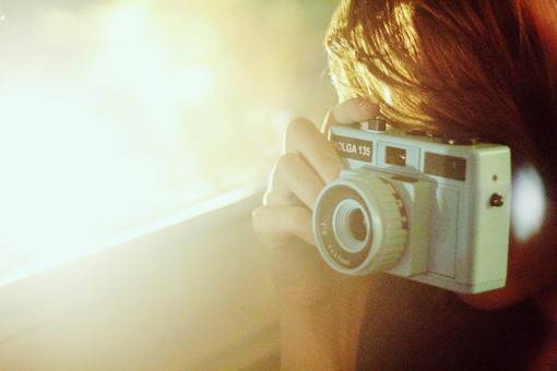 女生与Lomo相机小清新图片