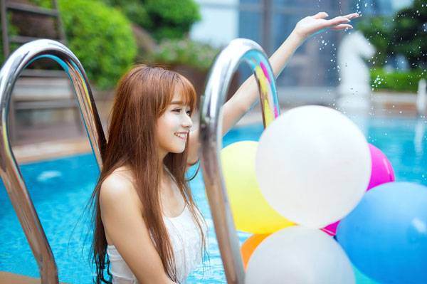 治愈系萌妹泳池俏皮图片写真（8）