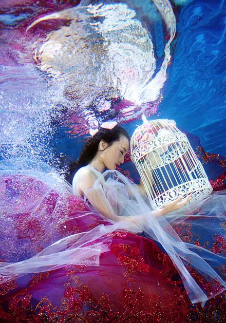 川外校花罗秋韵水中唯美写真（5）