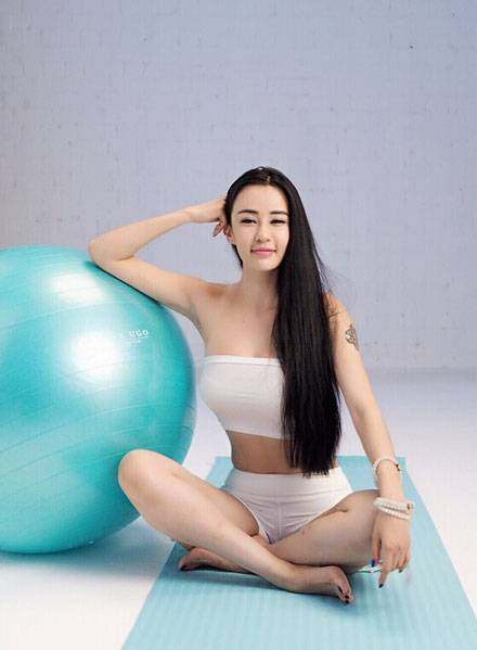 最美瑜伽教练母其弥雅最新性感图集（4）