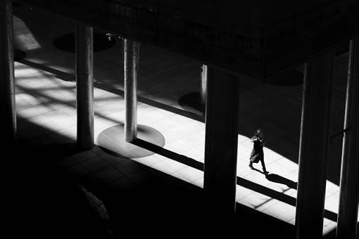 静谧与孤独并存的黑白色调城市街头街拍摄影图片