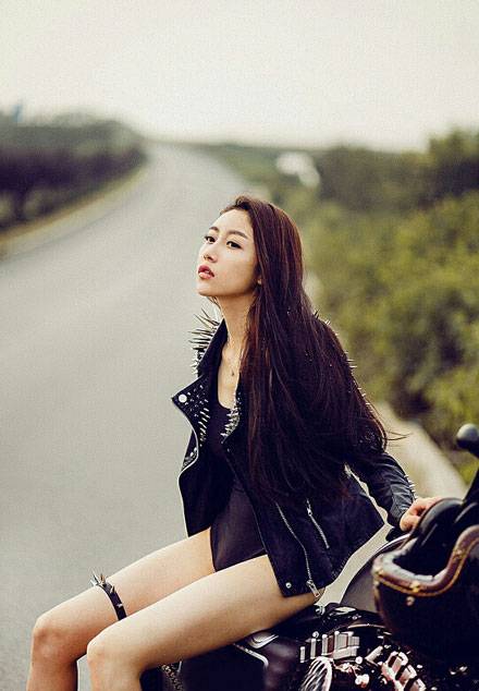 90后美女老师许多语儿帅气写真图片写真（2）