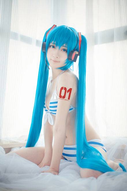 贫乳萌妹miku比基尼手办cos（）