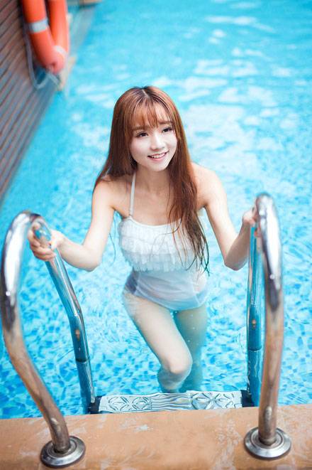 治愈系萌妹泳池俏皮图片写真（10）