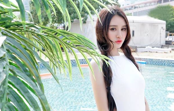 白皙长腿美女泳池图片写真（12）