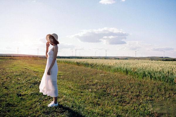 日系短发美女户外草原写真（7）