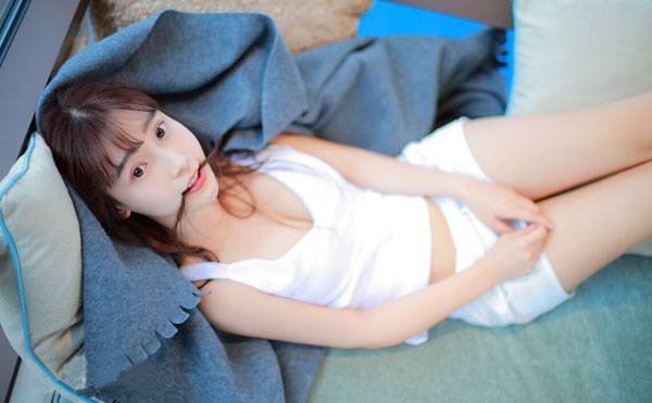 清纯素颜美女室内写真（1）