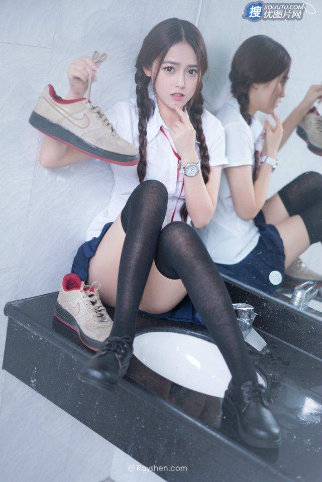 清纯学生妹洗手台写真-那对麻花辫子好可爱第2张图片