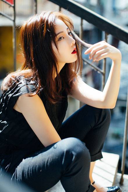 日系红唇美女户外帅气图片写真（2）