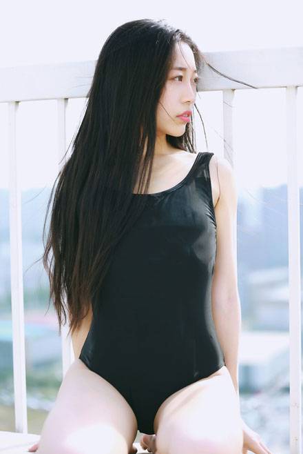 长腿美女天台死库水图片写真（5）