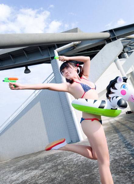 可爱双马尾美女天台比基尼图片写真（10）