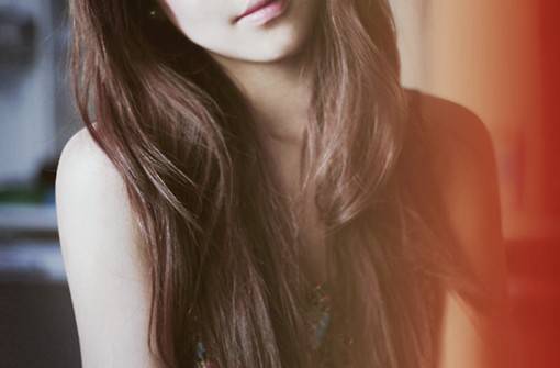 暖色调唯美的女生长发及腰小清新图片