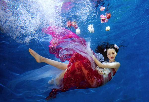 川外校花罗秋韵水中唯美写真（9）