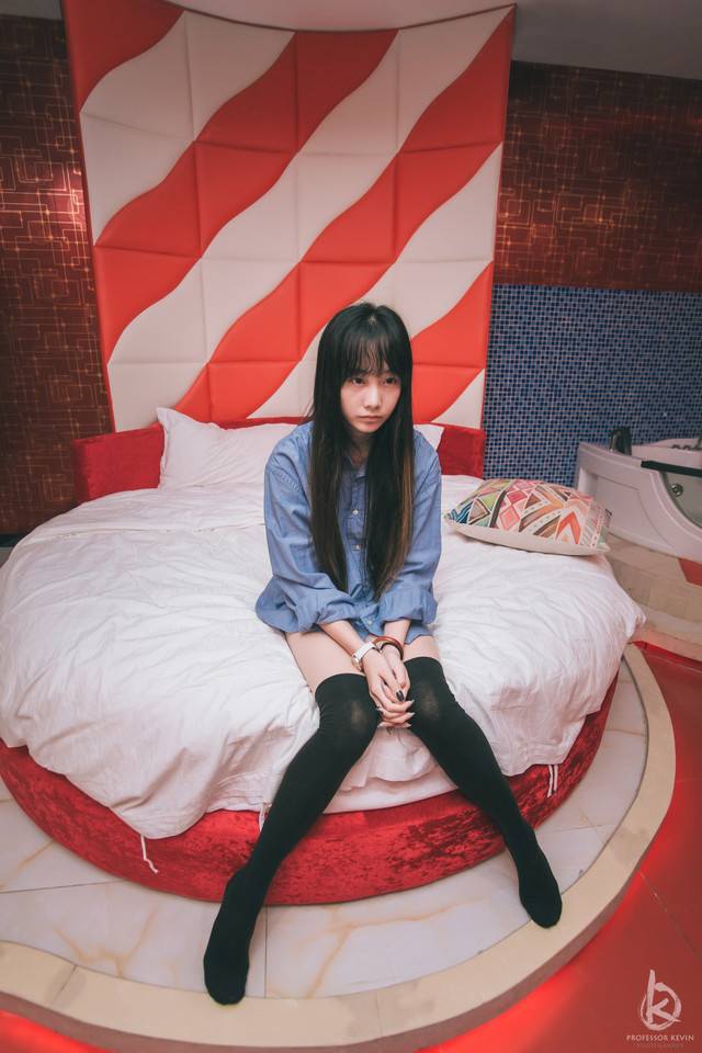 穿男士衬衫的少女-571