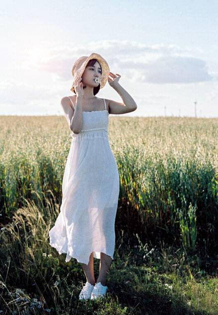 日系短发美女户外草原写真（5）