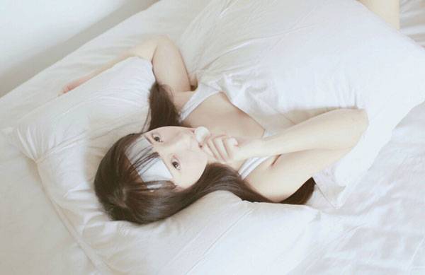 “小周冬雨”戴钰私房病态图片写真（9）