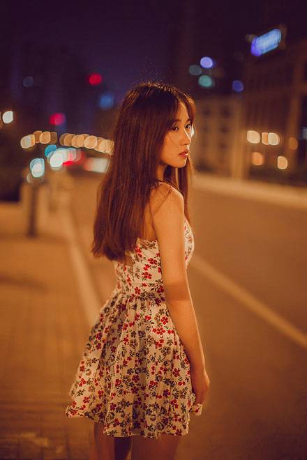 甜美养眼美女夜晚街拍写真（8）