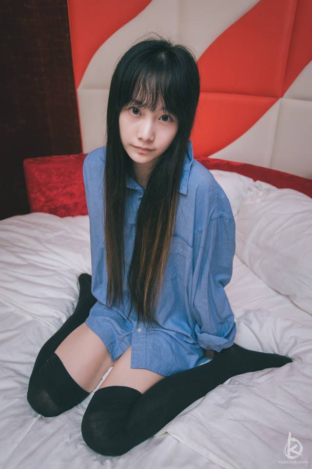 穿男士衬衫的少女-086