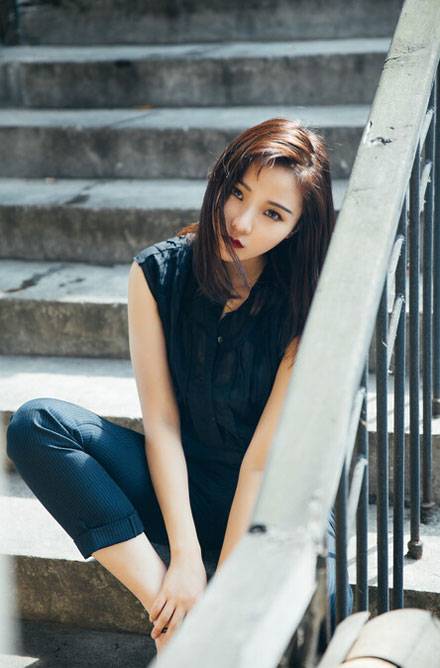 日系红唇美女户外帅气图片写真（5）