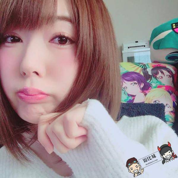 「暗黑林志玲」波多野结衣竟然还是个宅女~不但爱玩游戏大晒工口本还穿上了雷姆痛T