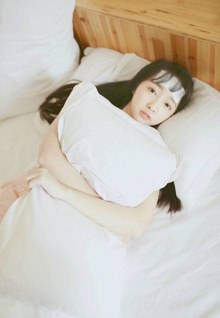 “小周冬雨”戴钰私房病态图片写真（8）