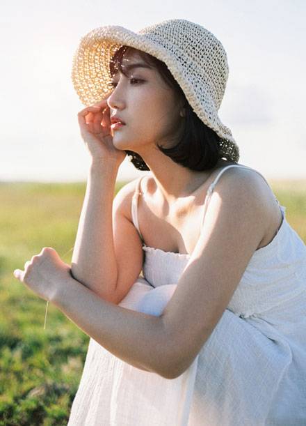 日系短发美女户外草原写真（8）