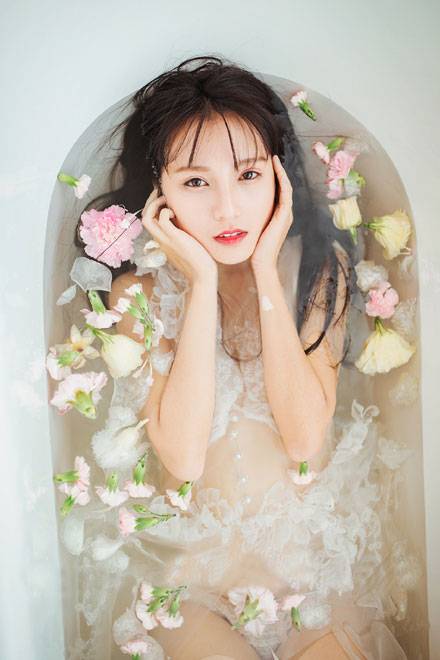 红唇美女浴缸湿身诱惑唯美写真图片写真（11）