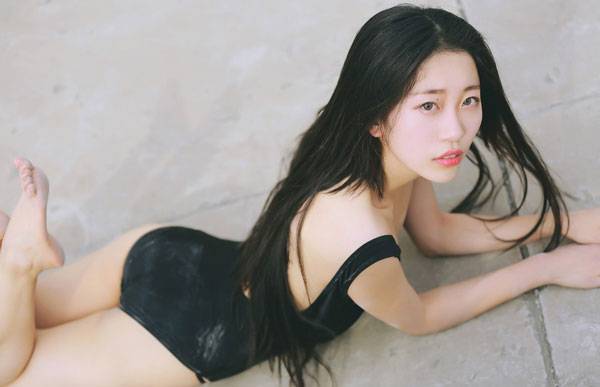 长腿美女天台死库水图片写真（9）