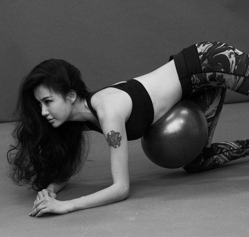 最美瑜伽教练母其弥雅最新性感图集（15）